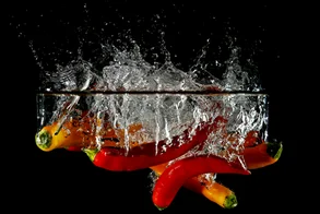 Fotografie_Pepperoni-fallens-ins-Wasser_Wassereffekt.png